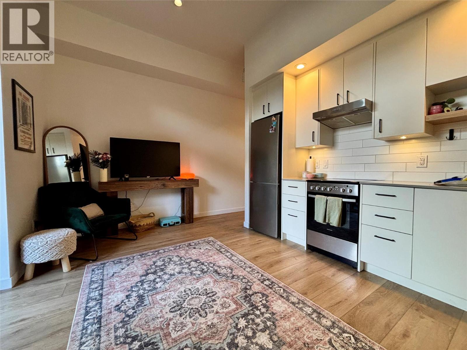 660 Cawston Avenue N Unit# 106