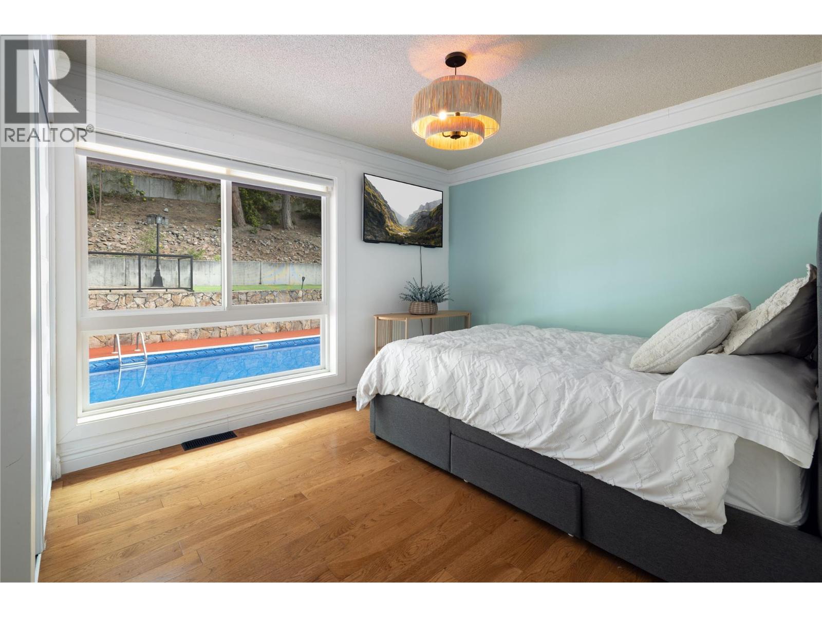 277 Clifton Road N
