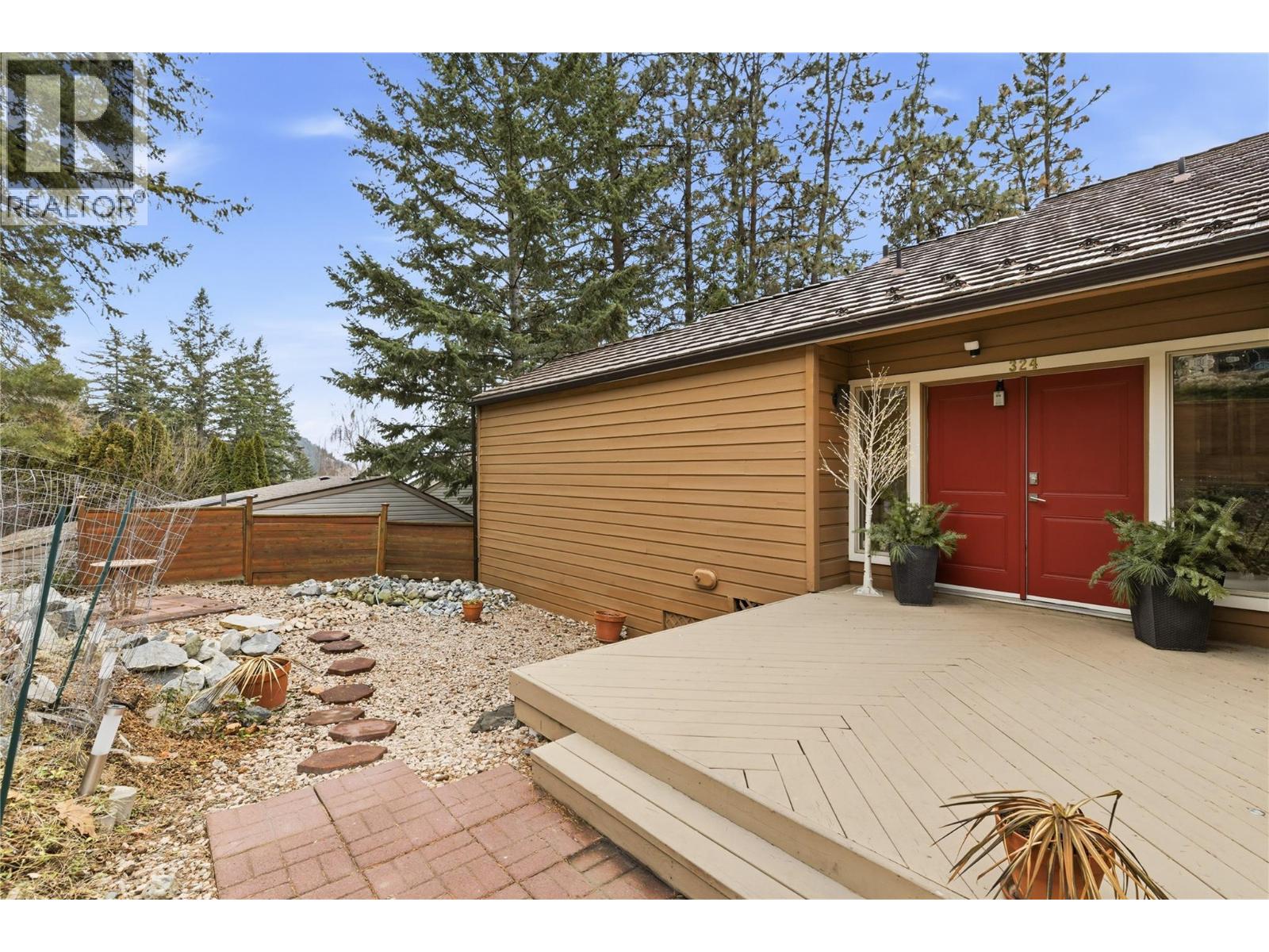 324 Clifton Road N