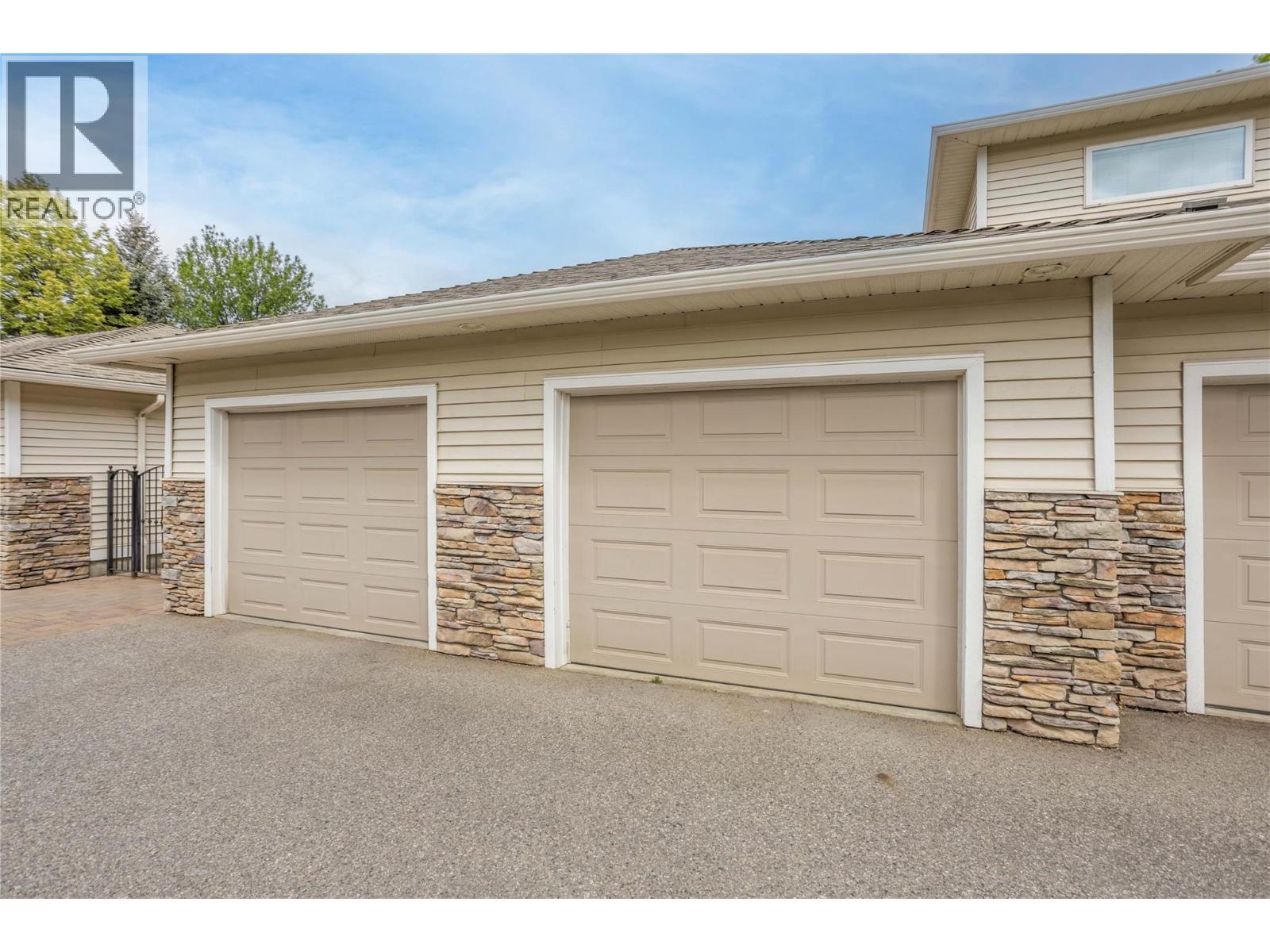 4049 Lakeshore Road Unit# 104