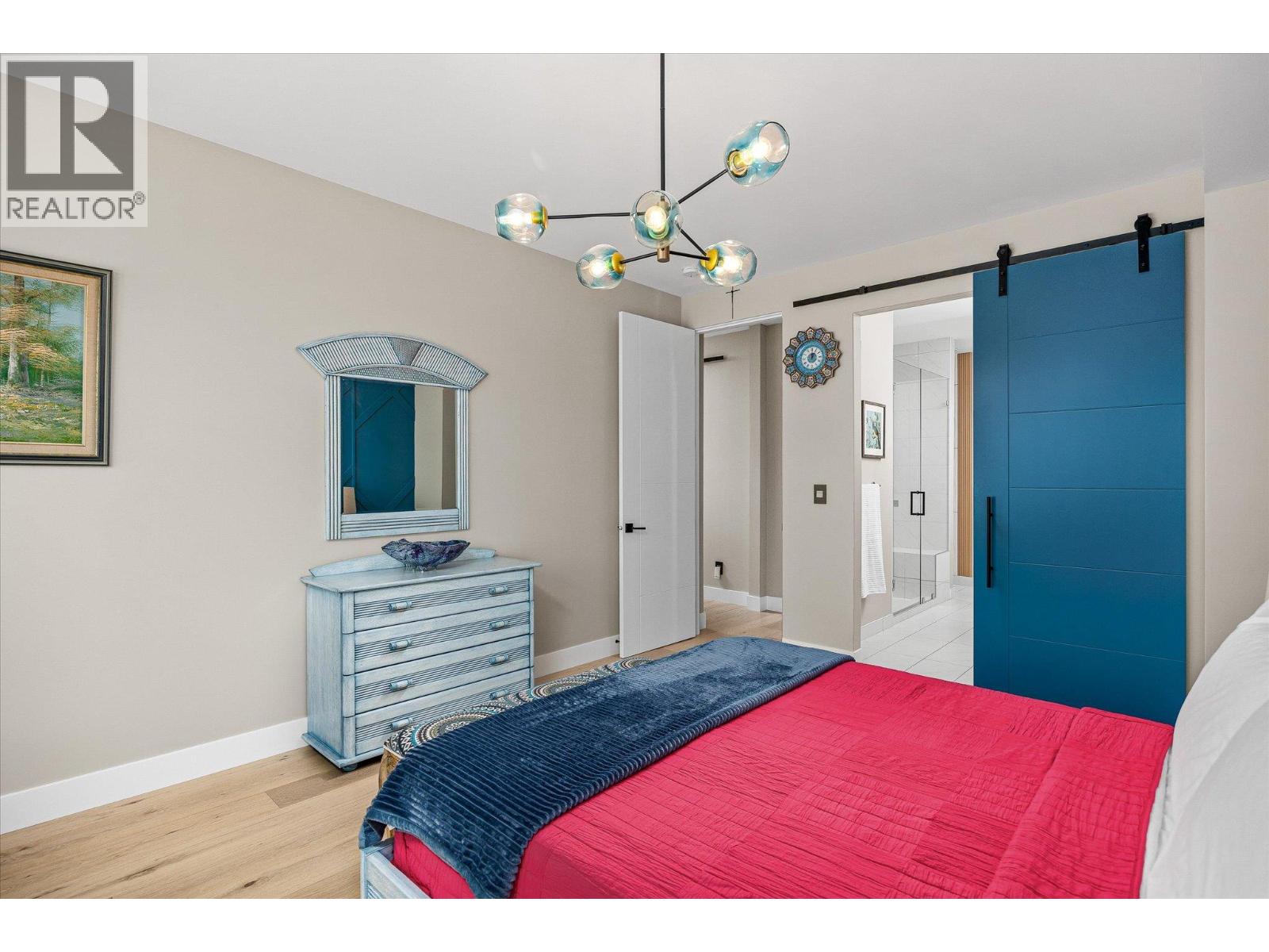 9814 Beacon Hill Crescent