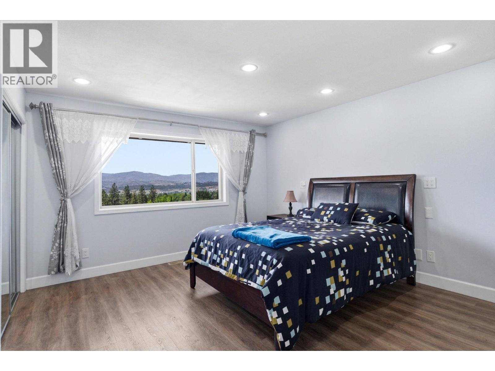3516 Camelback Drive