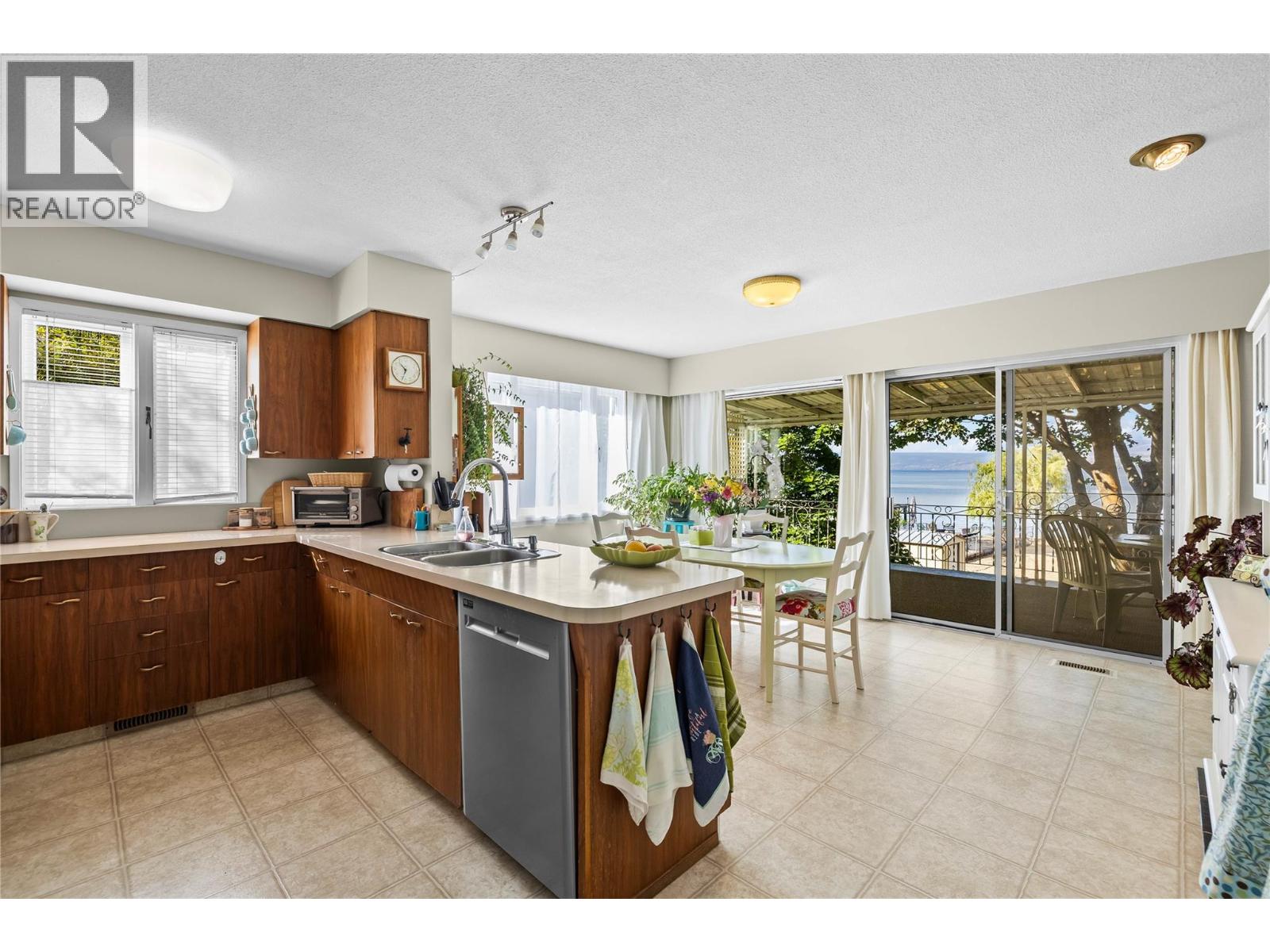 4088 Lakeshore Road
