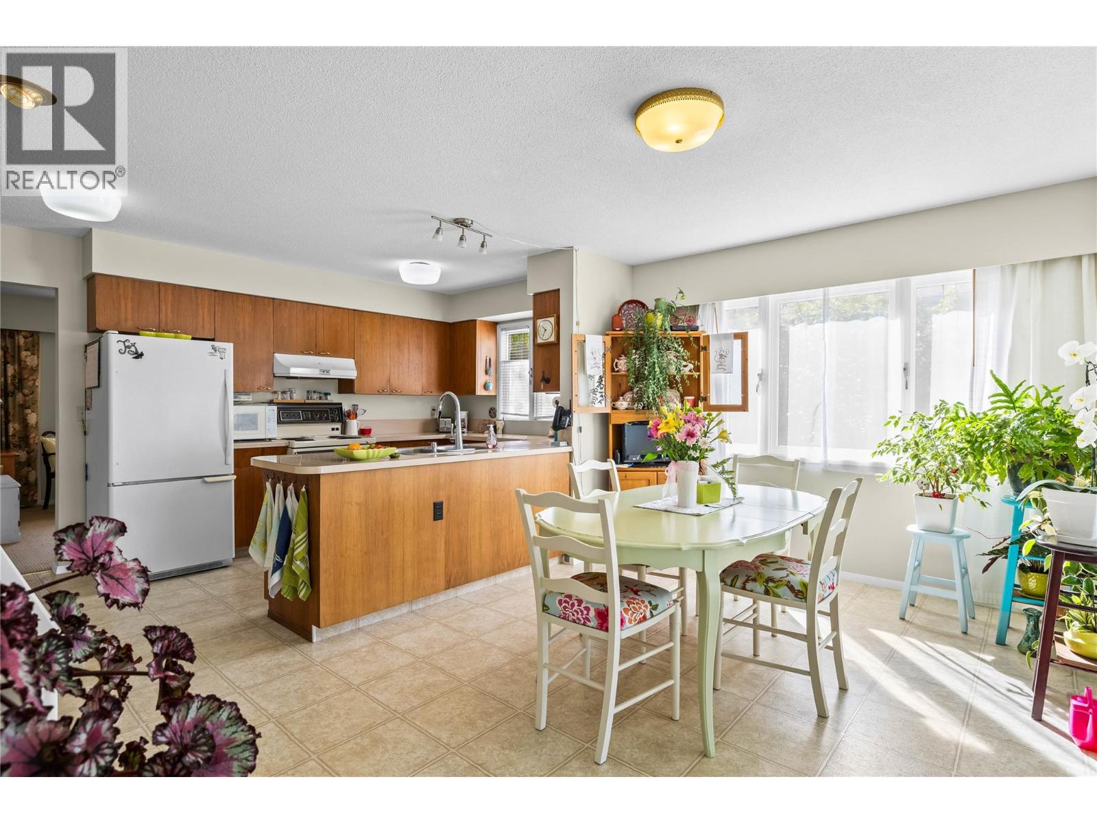 4088 Lakeshore Road