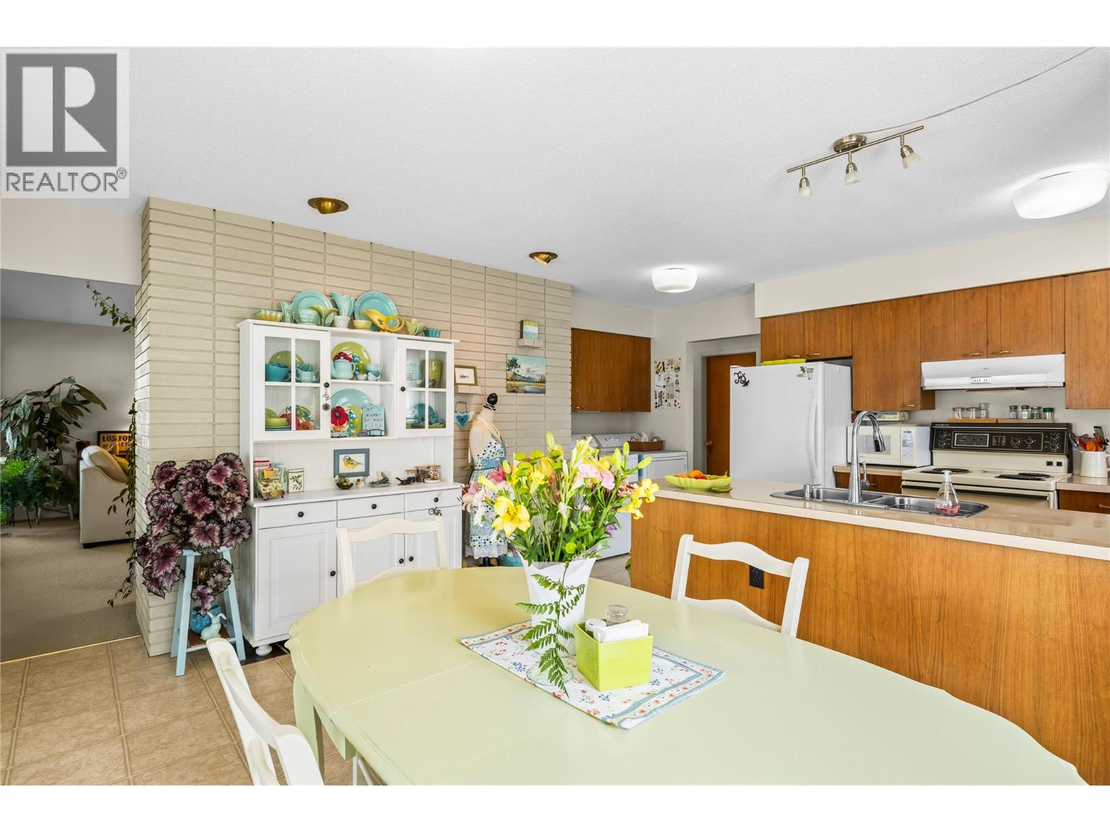 4088 Lakeshore Road