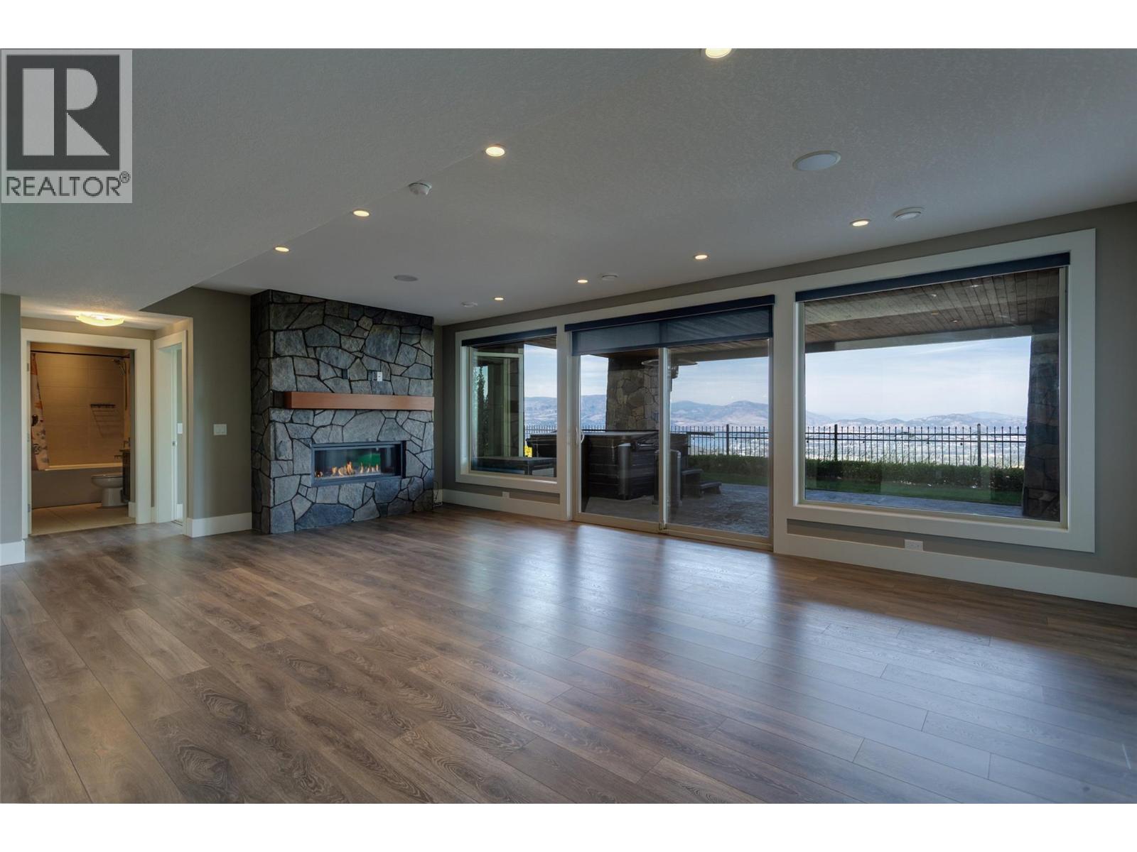 1002 Hewetson Avenue