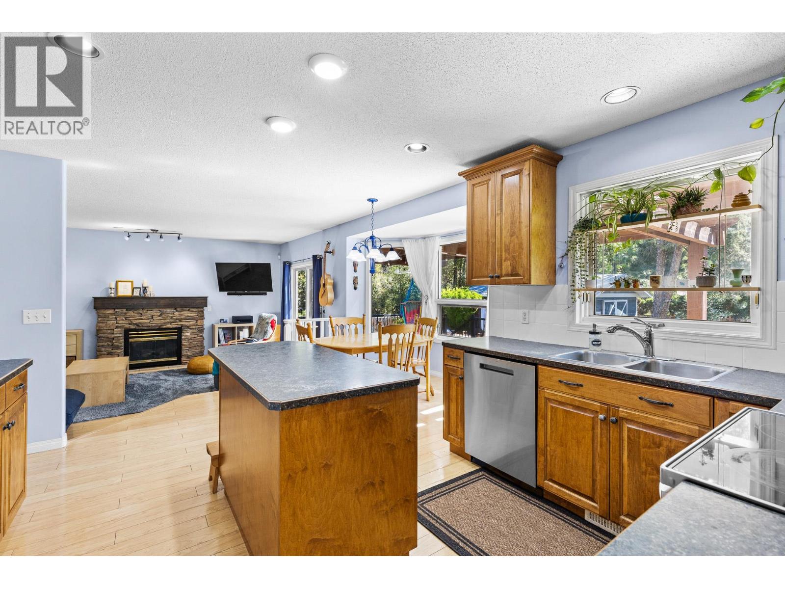 4015 Mahonia Drive