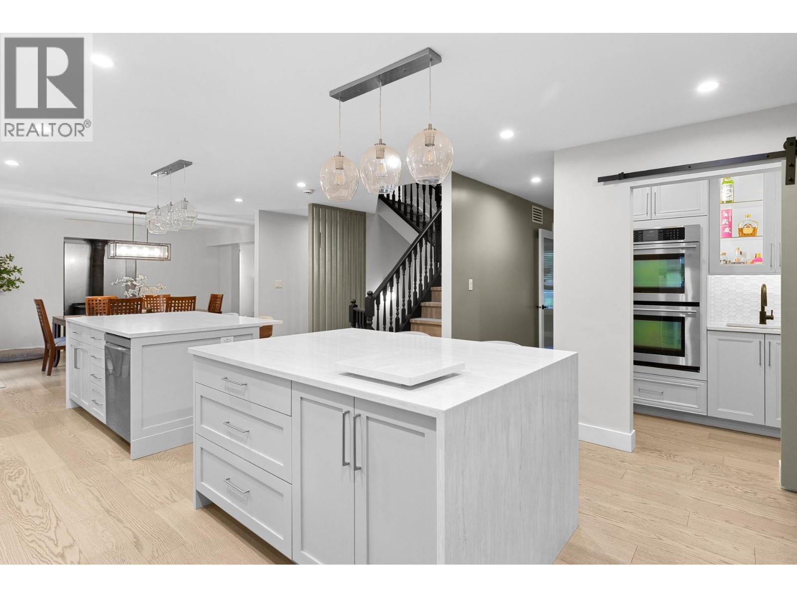 7654 Falconridge Crescent
