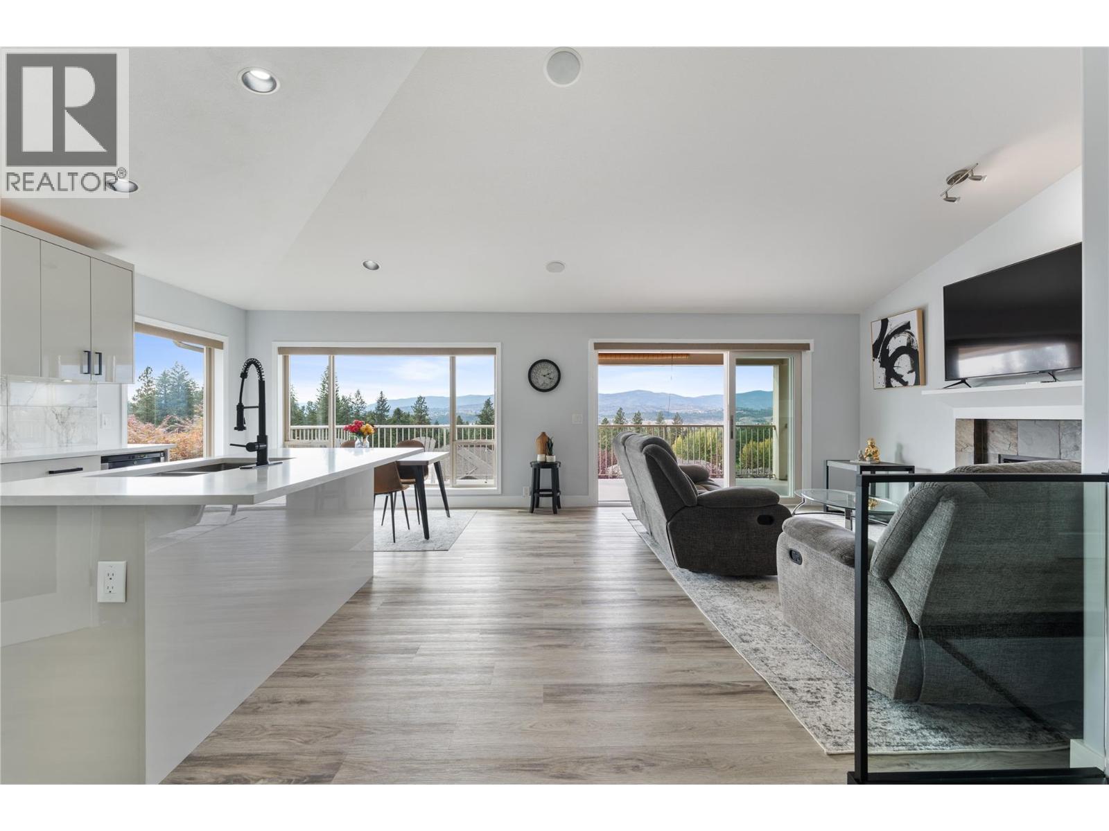 3516 Camelback Drive