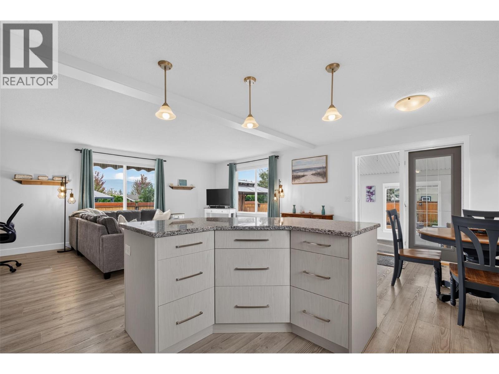 3493 Oak Crescent
