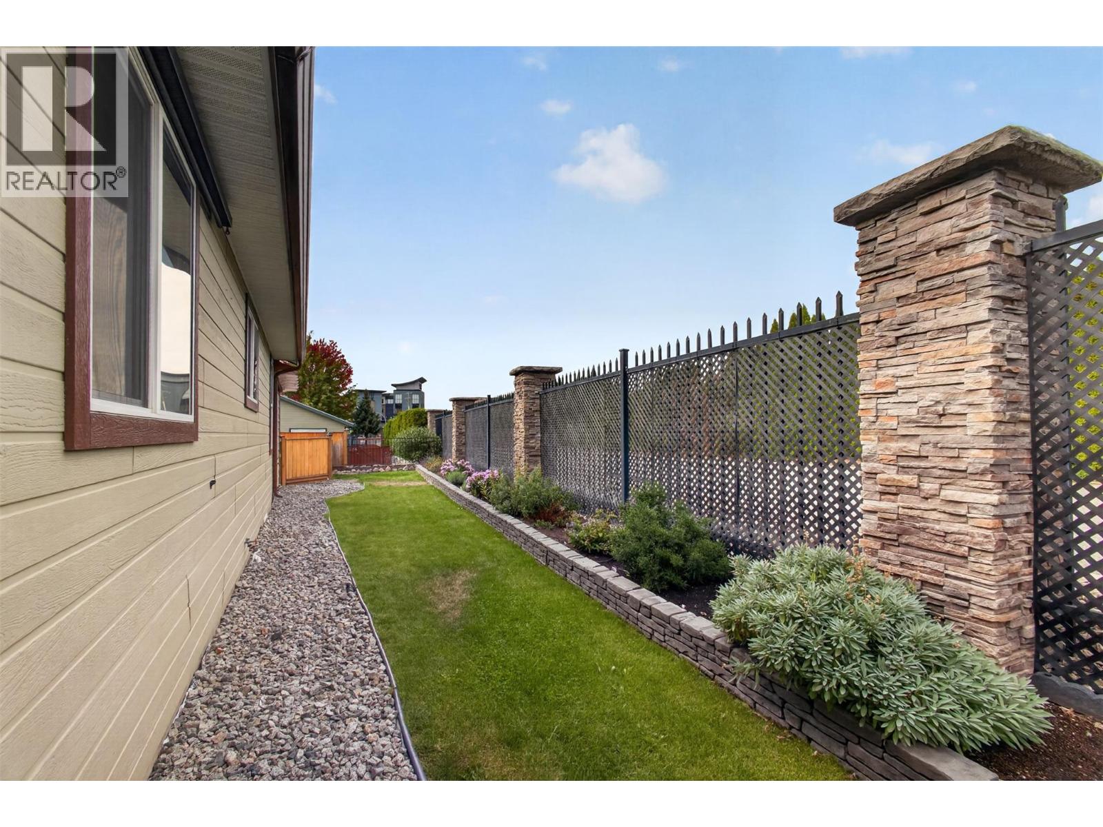 3493 Oak Crescent