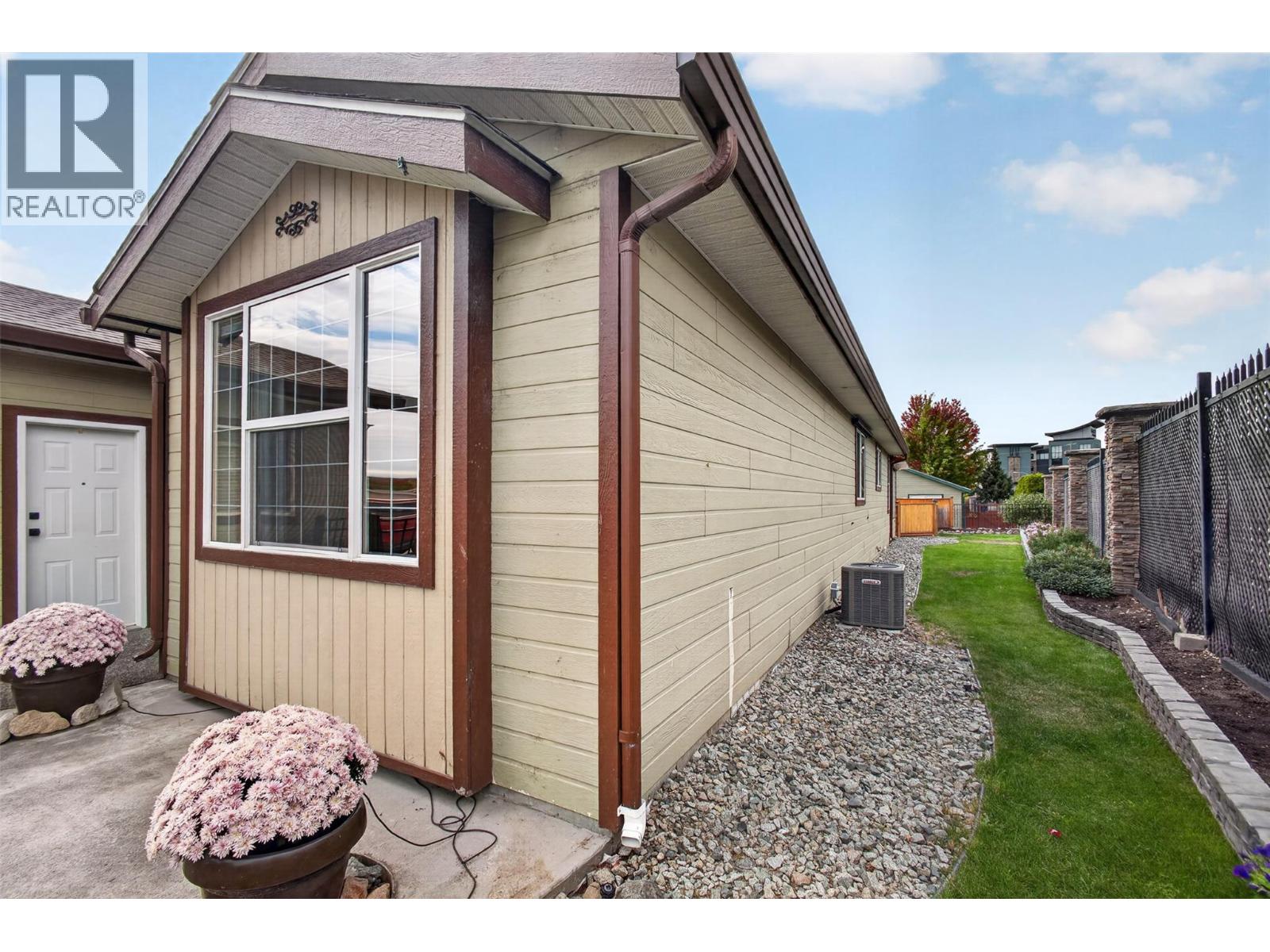 3493 Oak Crescent