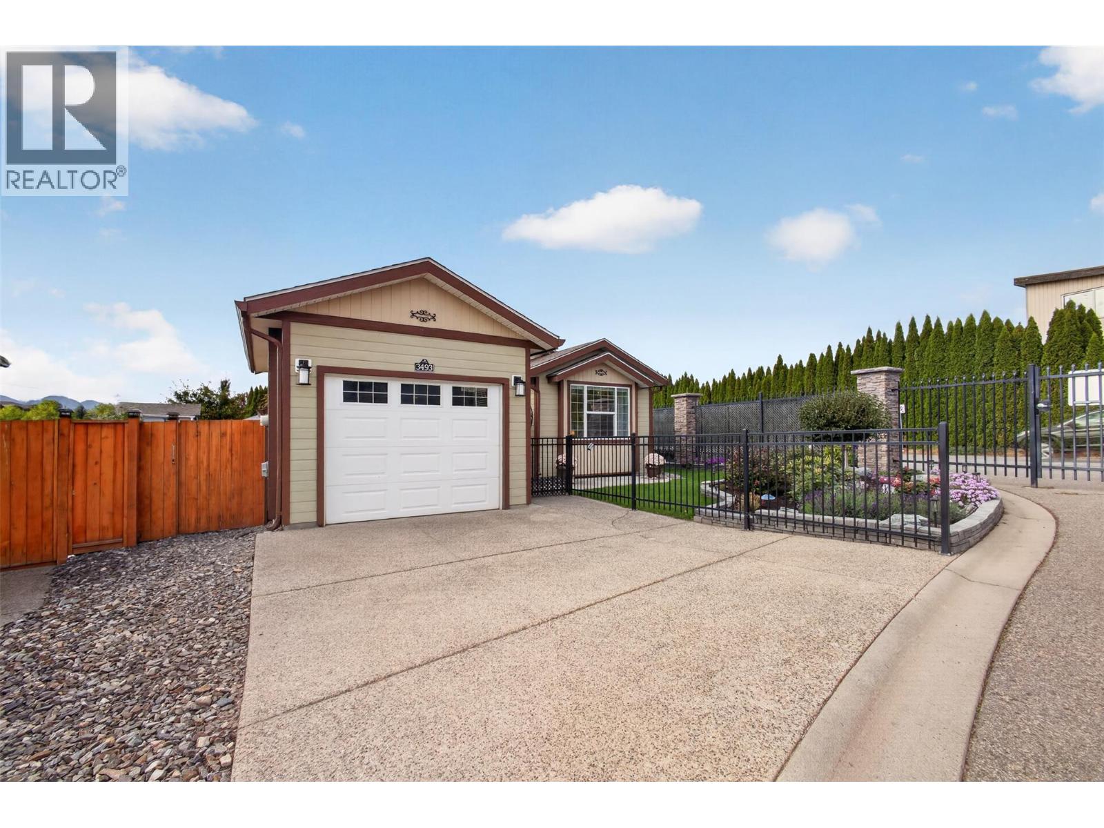 3493 Oak Crescent