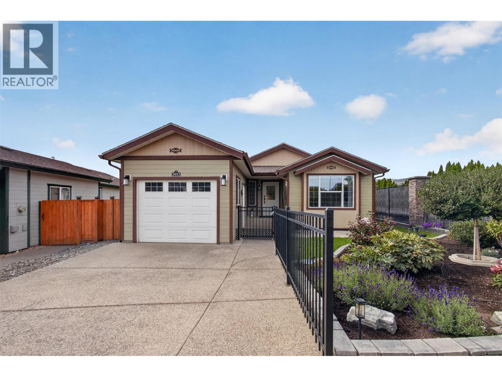 3493 Oak Crescent