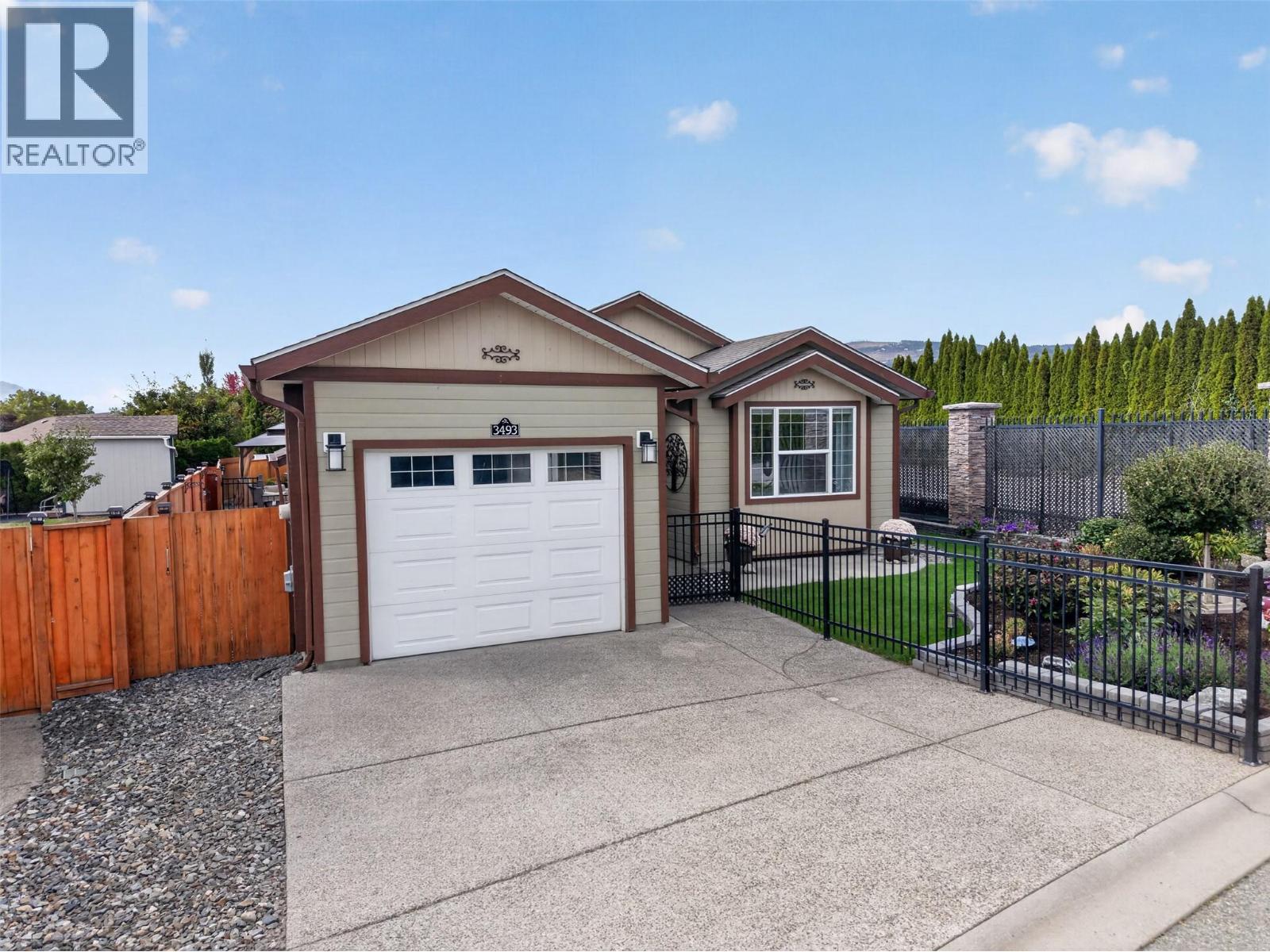 3493 Oak Crescent