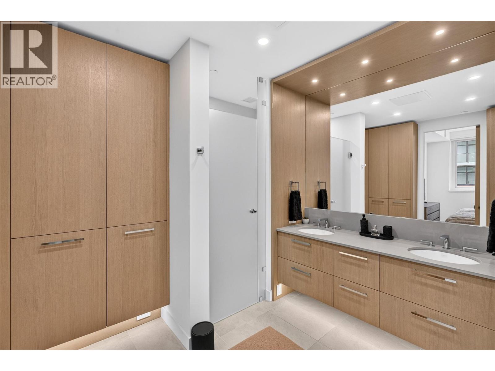 3389 Lakeshore Road Unit# 315