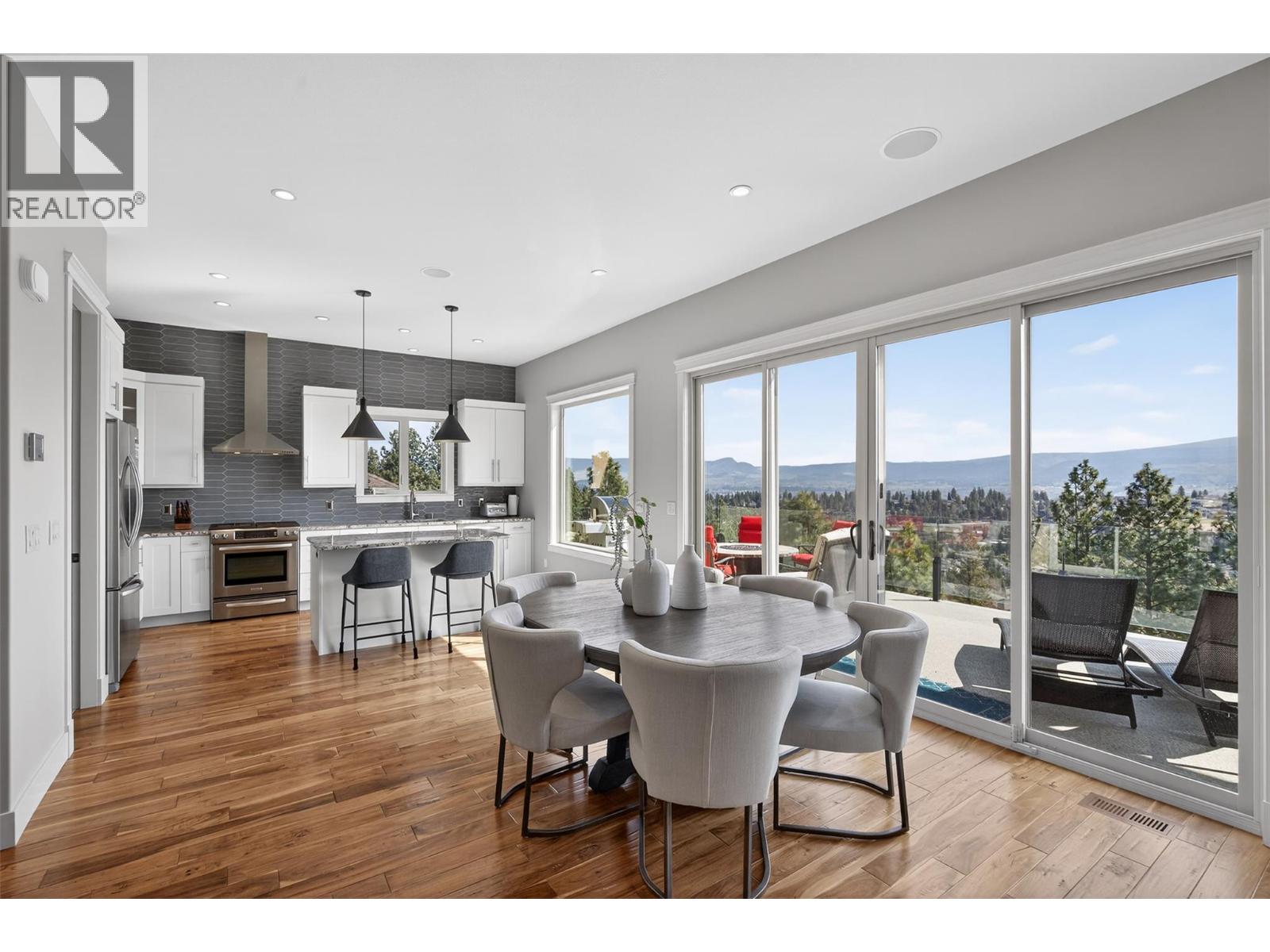 1086 Aurora Heights