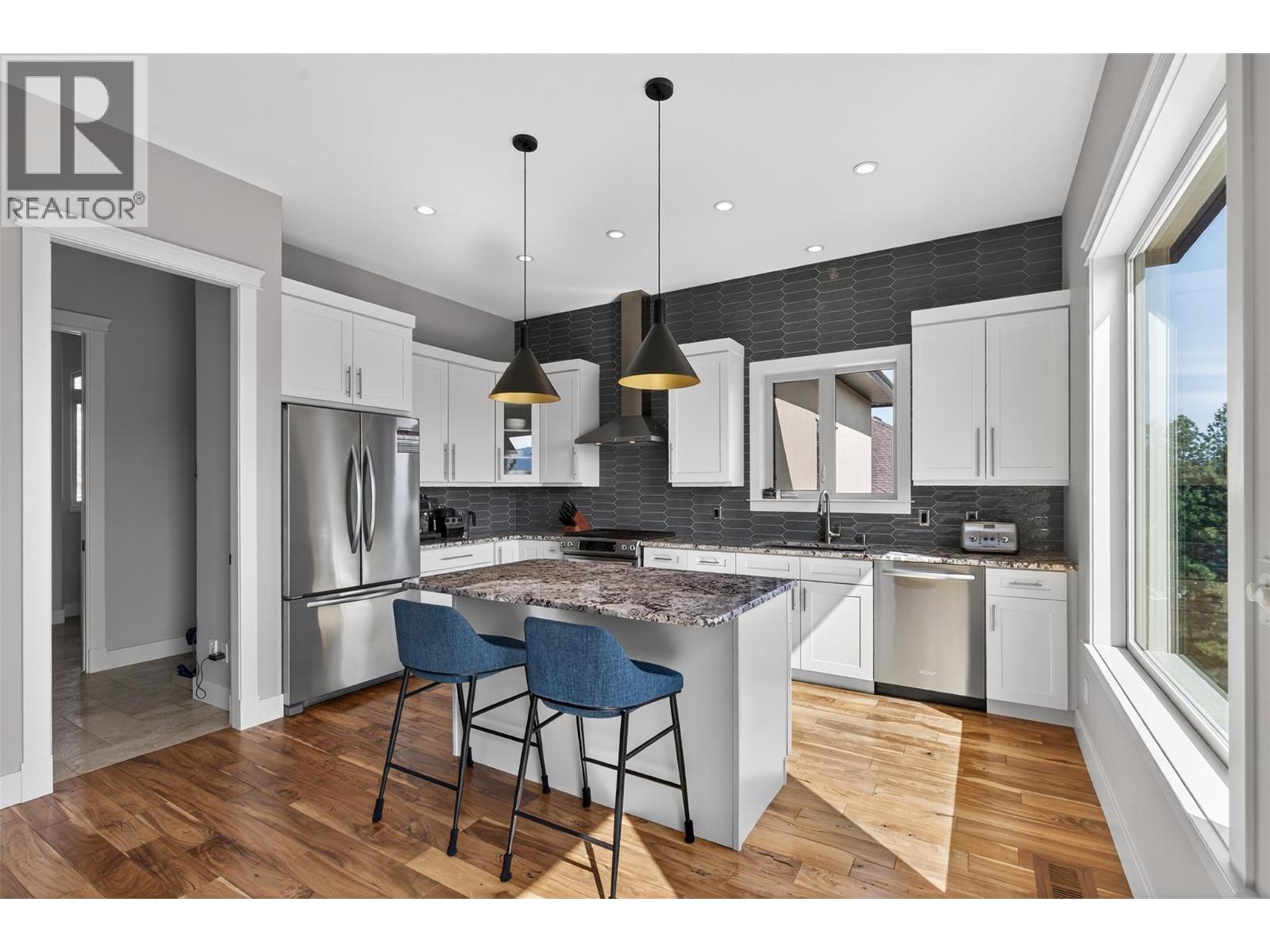 1086 Aurora Heights