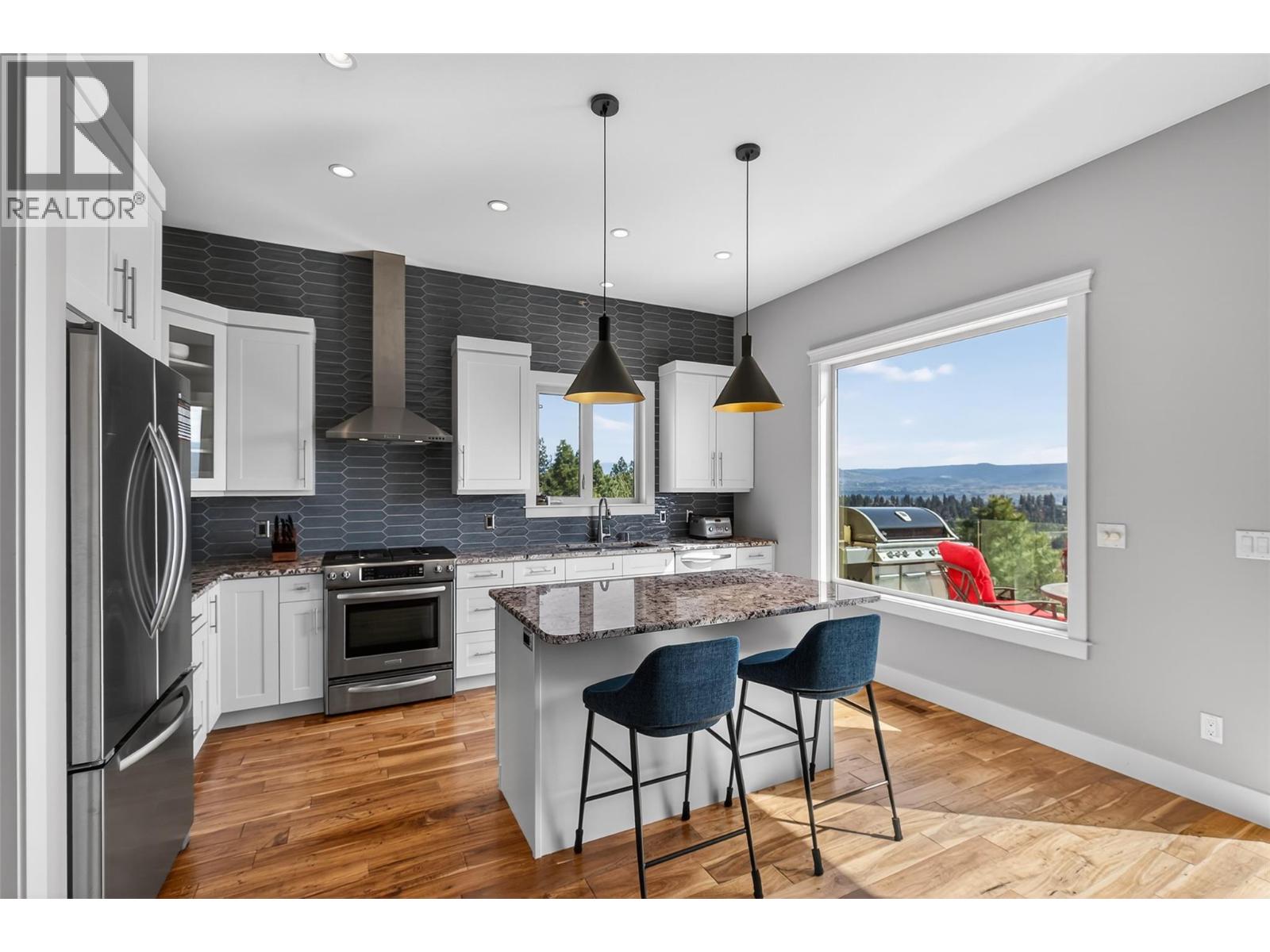 1086 Aurora Heights