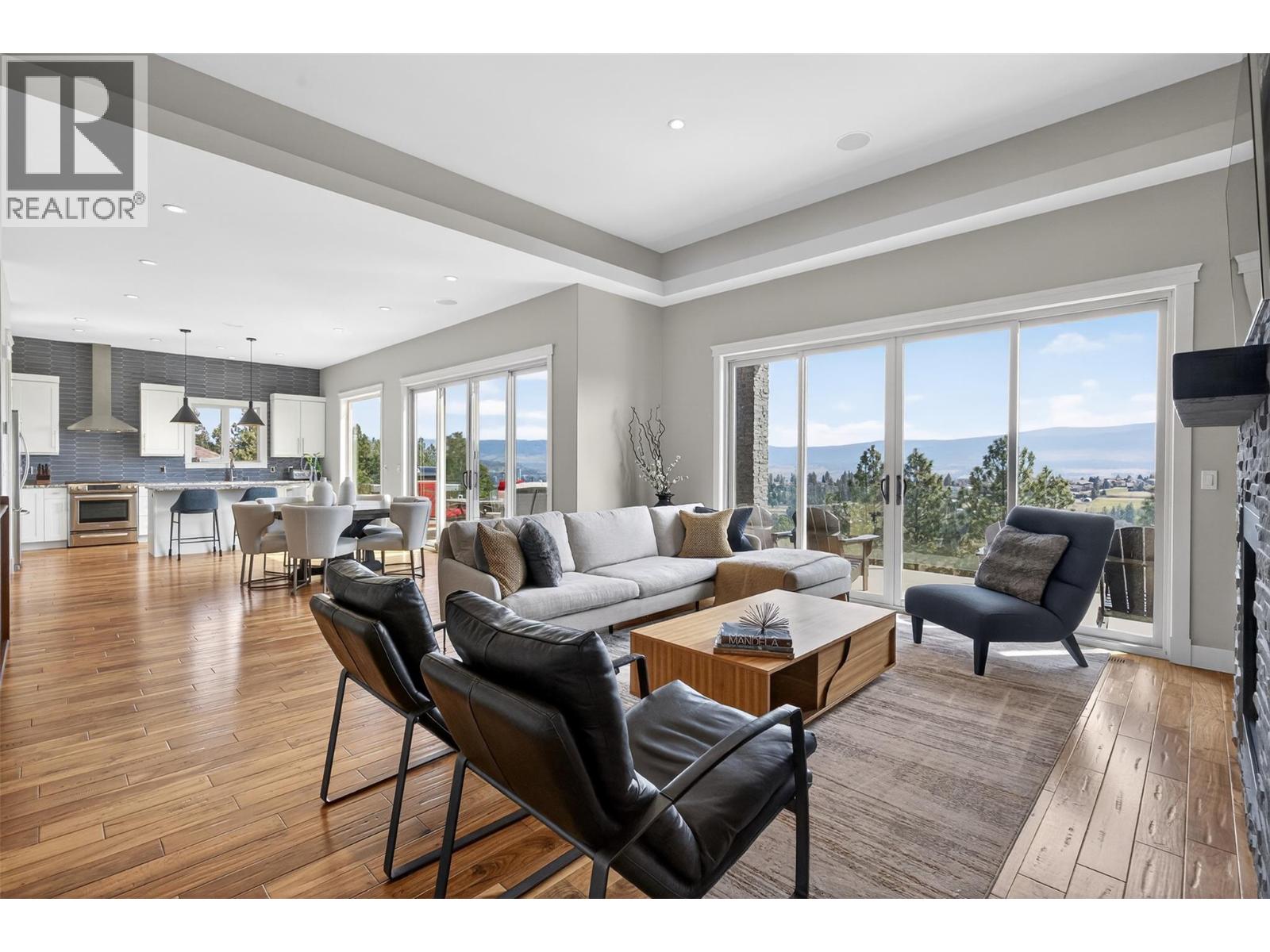 1086 Aurora Heights