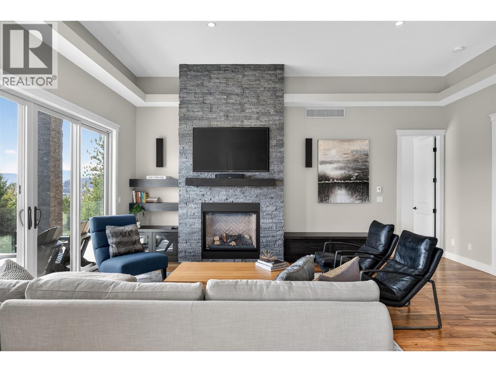 1086 Aurora Heights