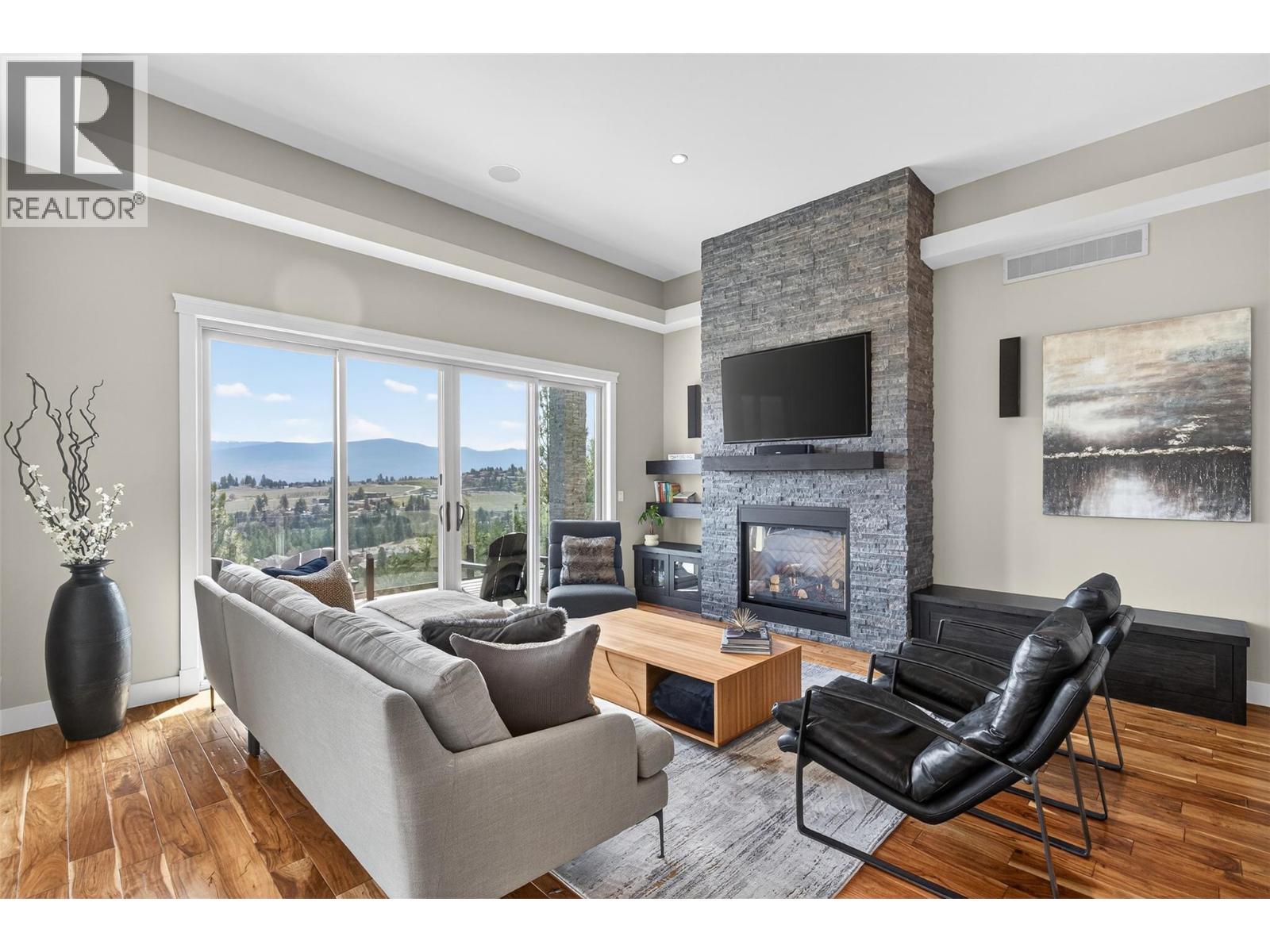 1086 Aurora Heights