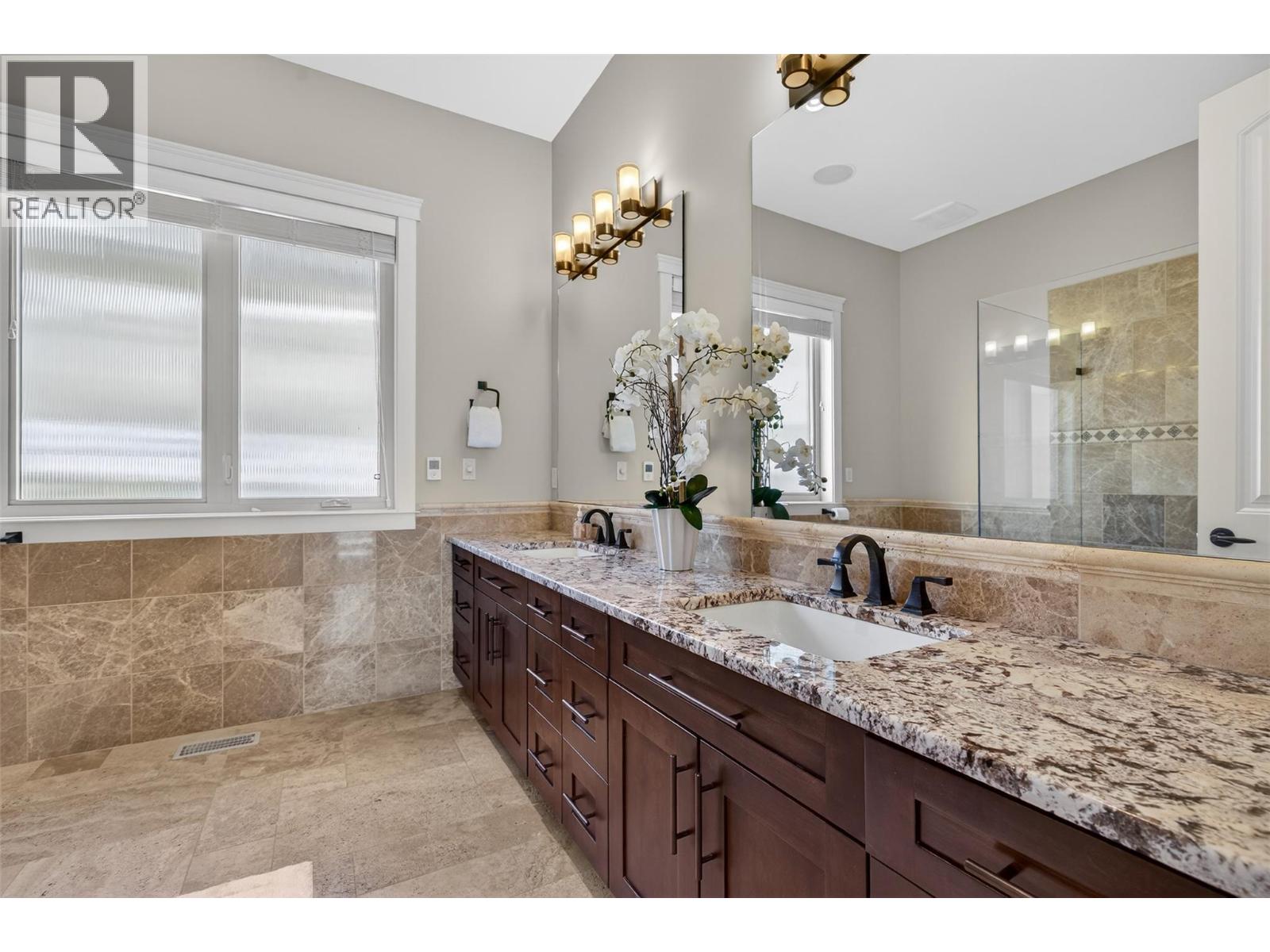 1086 Aurora Heights