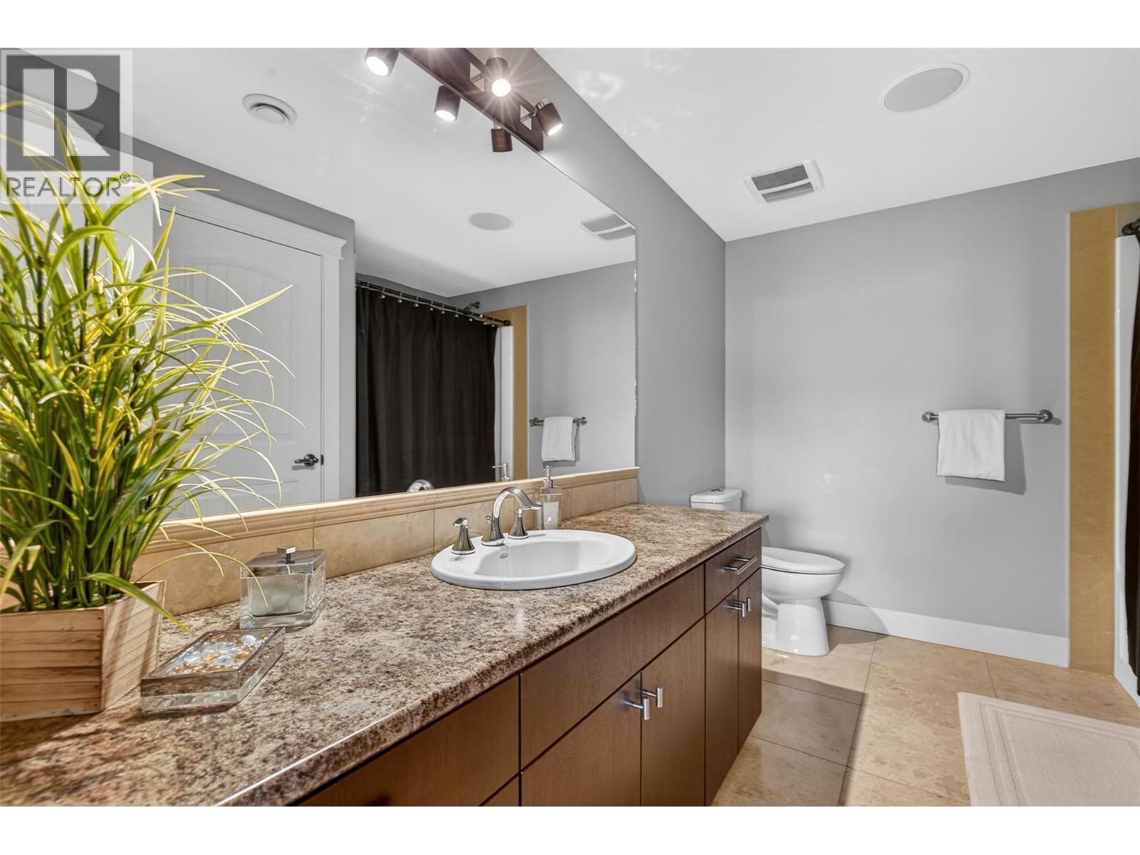 1086 Aurora Heights