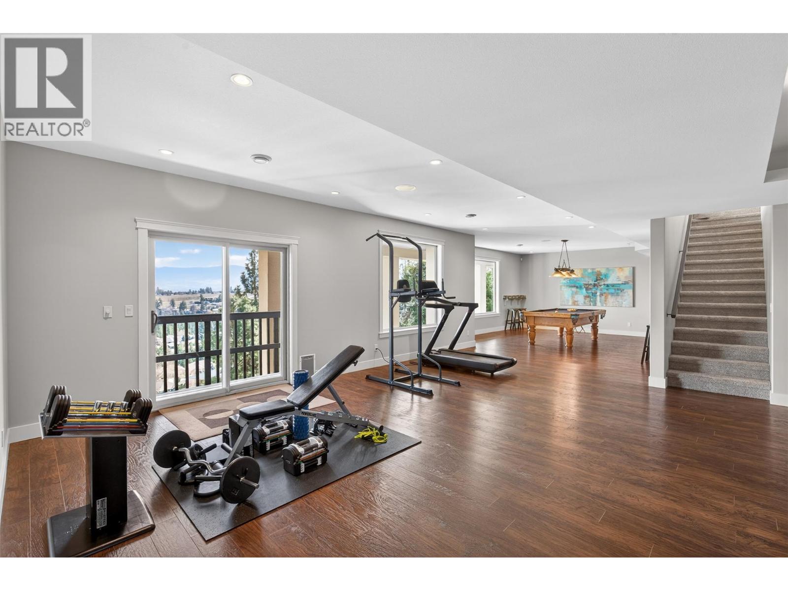 1086 Aurora Heights