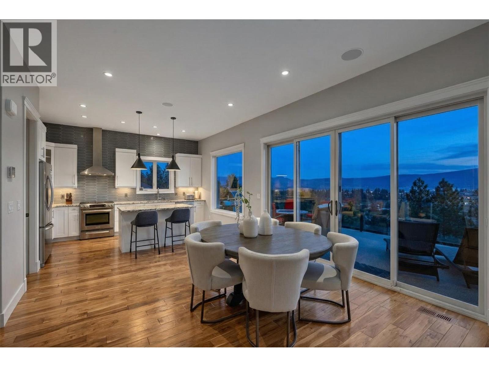 1086 Aurora Heights