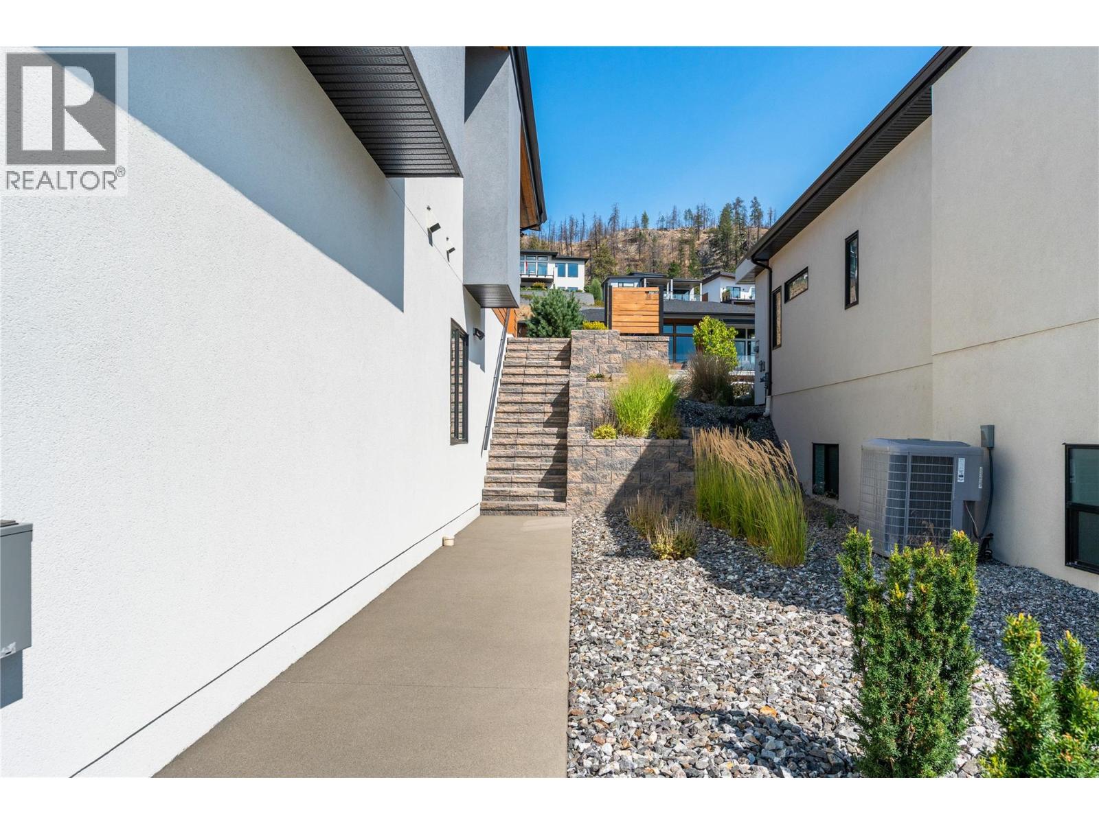 9814 Beacon Hill Crescent