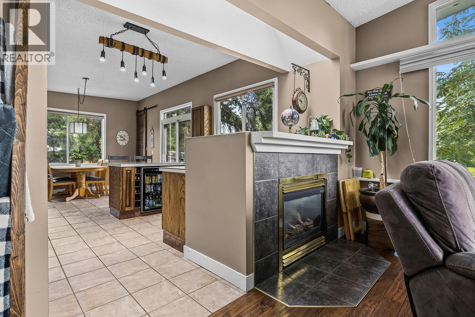 1050 Pinecrest Lane