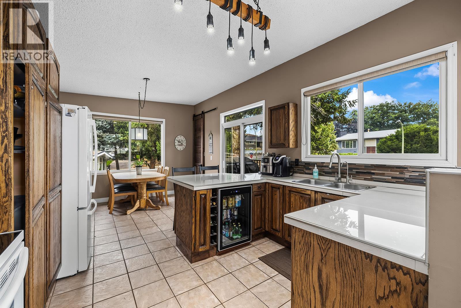 1050 Pinecrest Lane