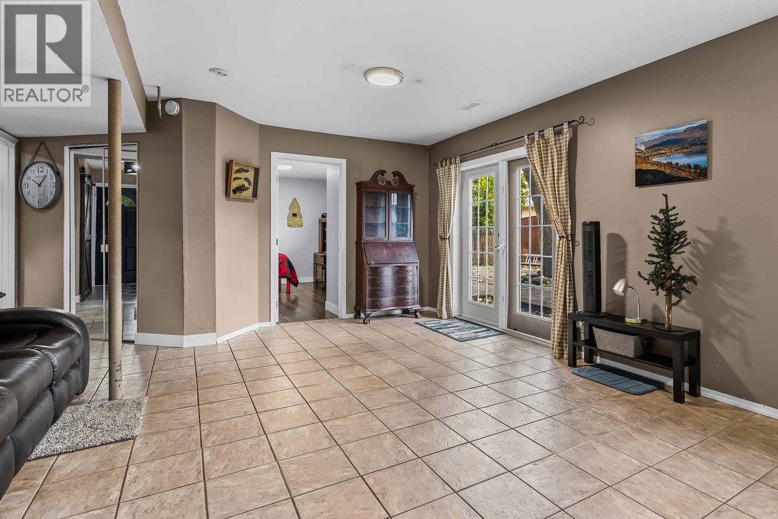 1050 Pinecrest Lane