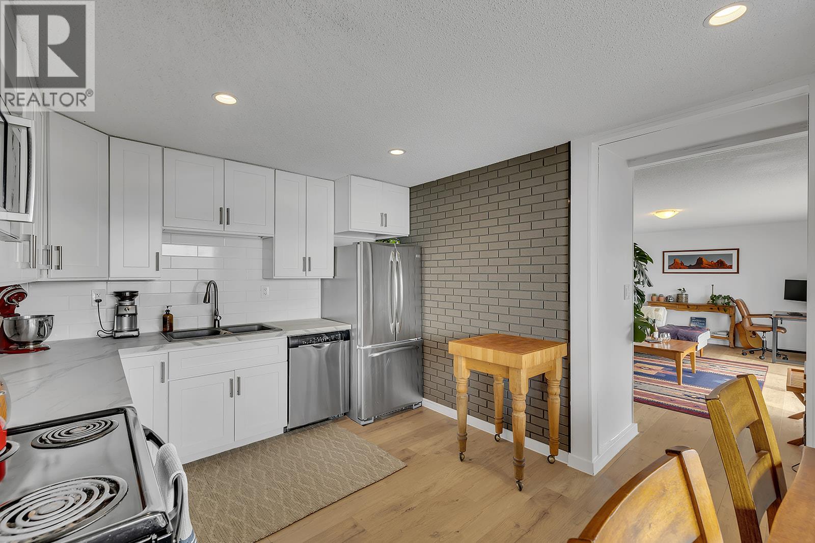 2751 Lakeview Road