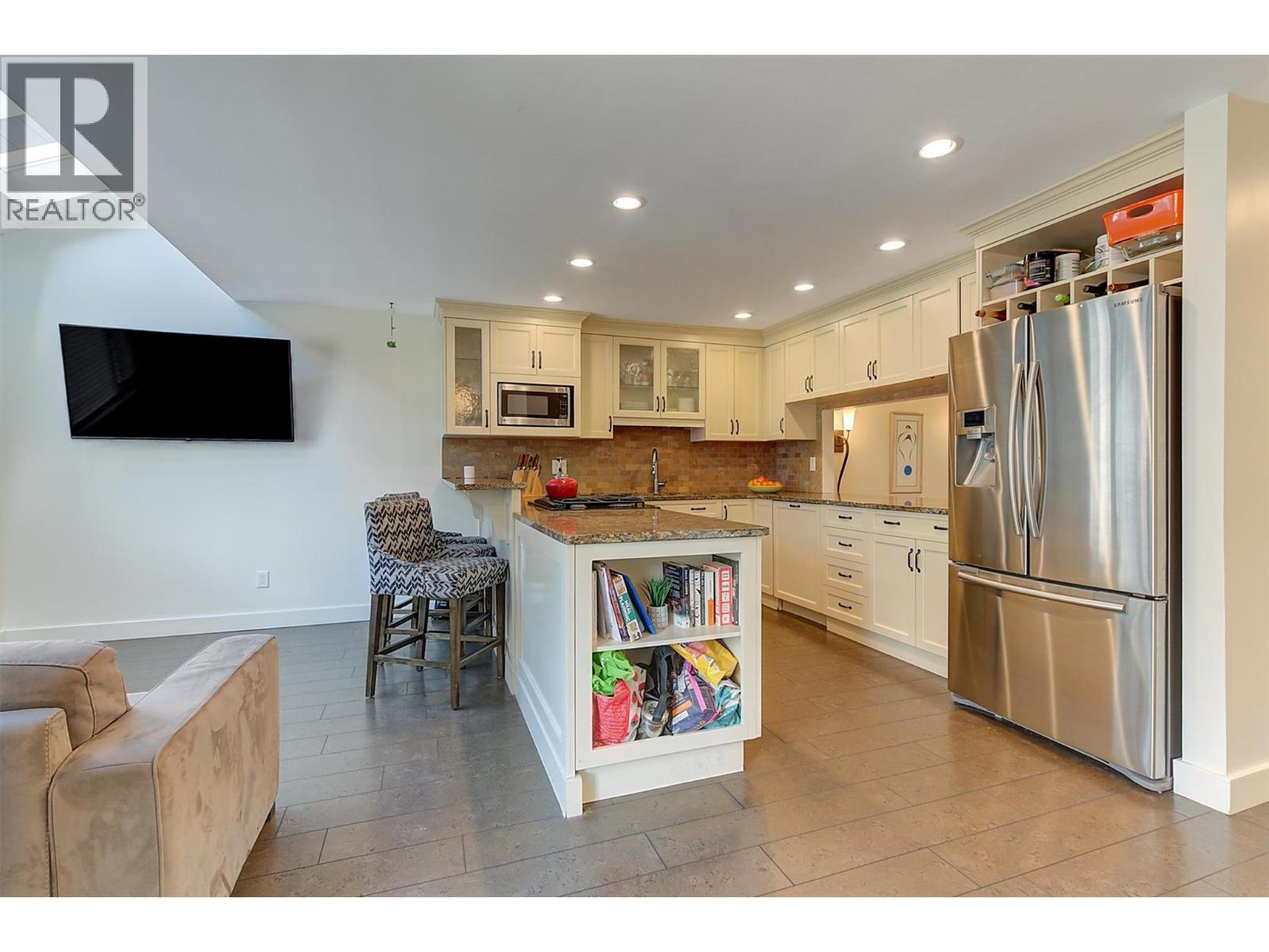 418 West Avenue