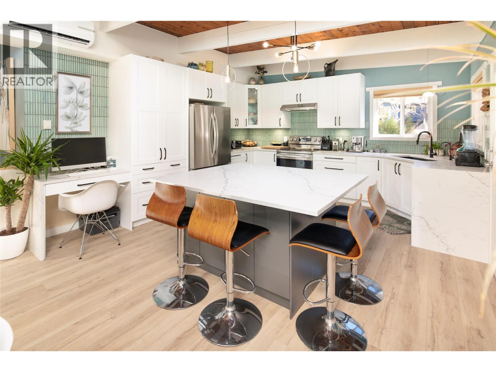 2475 Dunsmuir Road