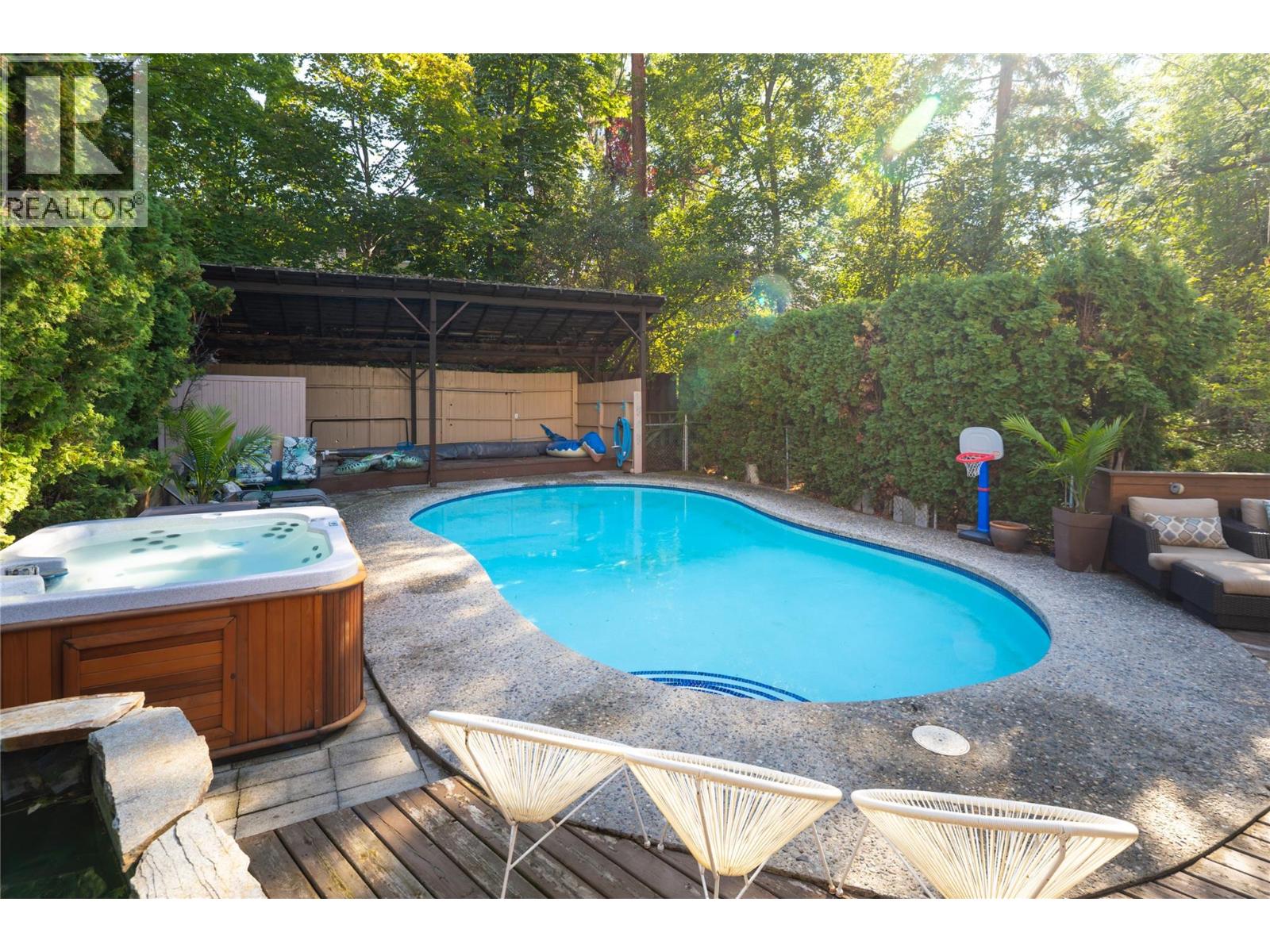 2475 Dunsmuir Road