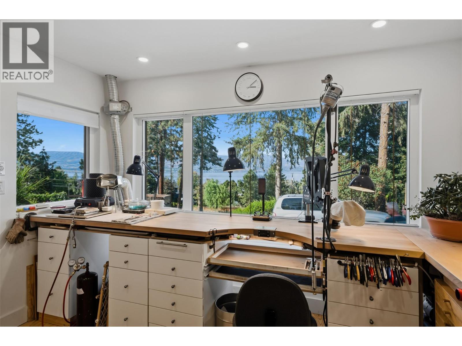 5147 Lakeshore Road