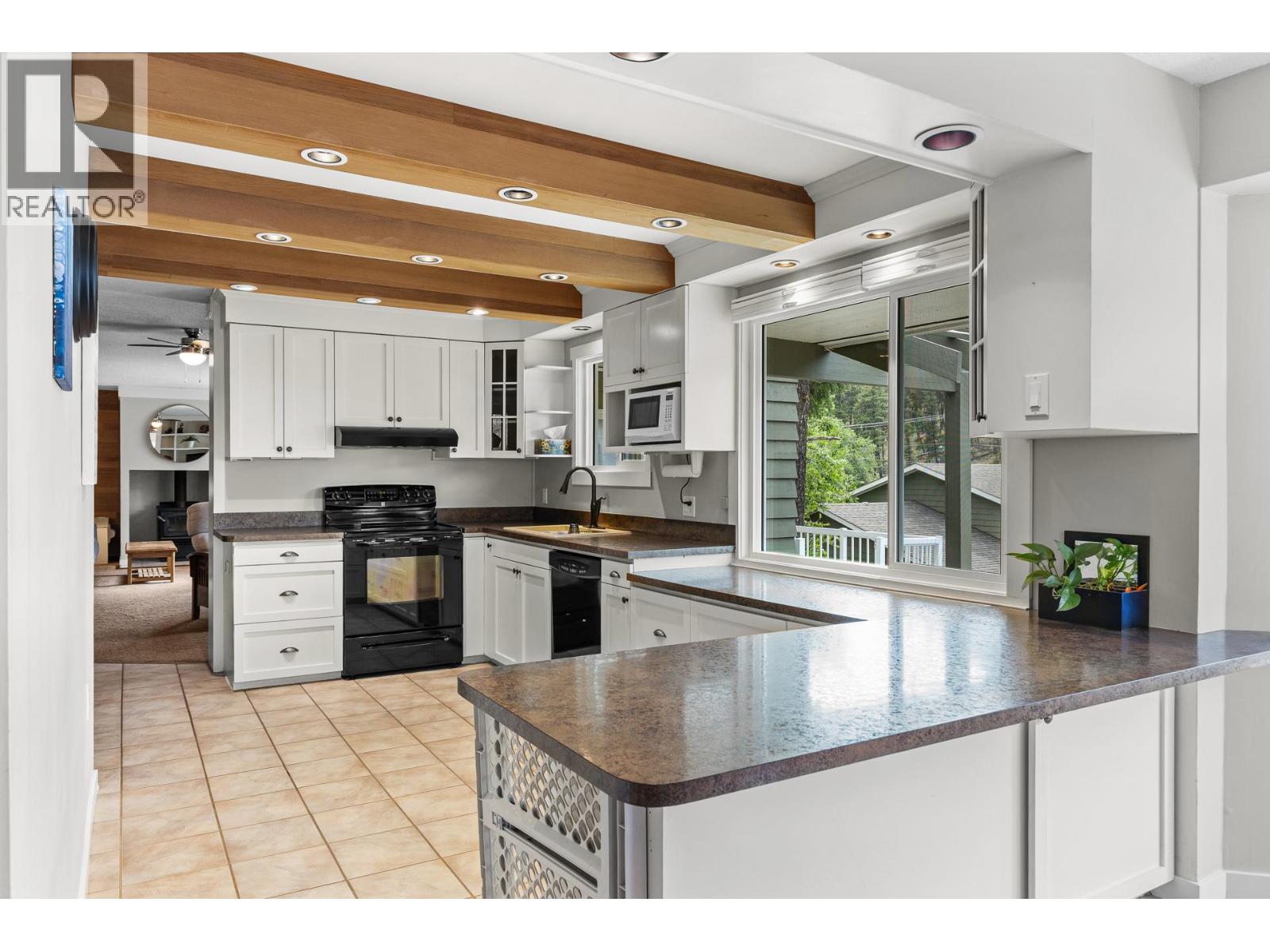 353 Clifton Road S