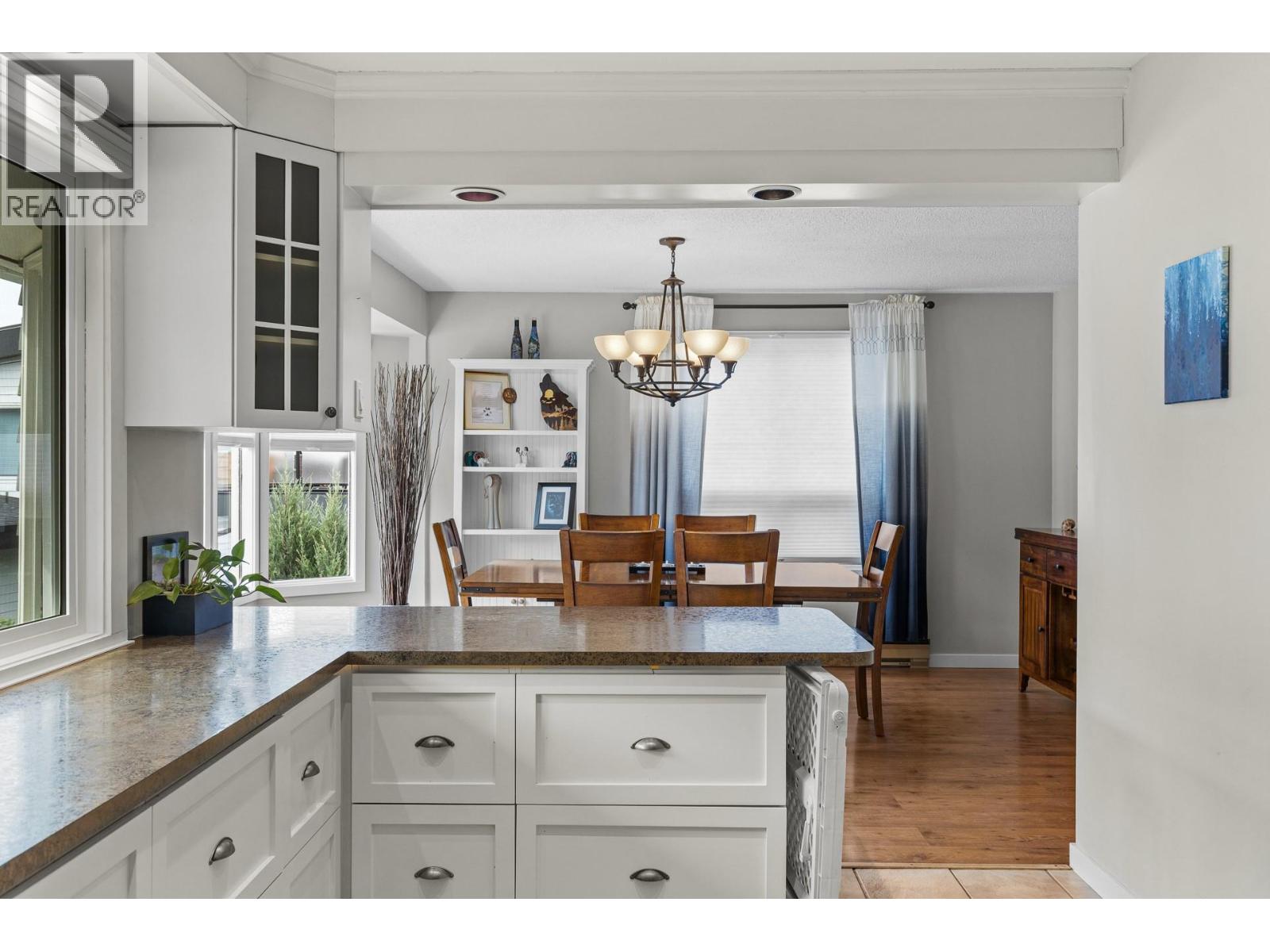 353 Clifton Road S