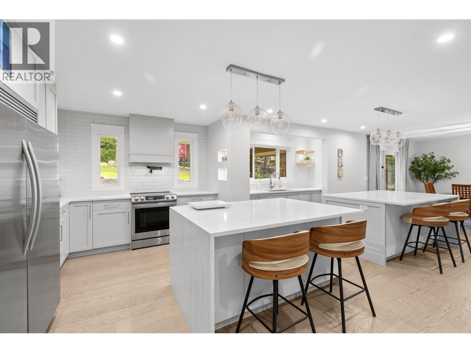 7654 Falconridge Crescent
