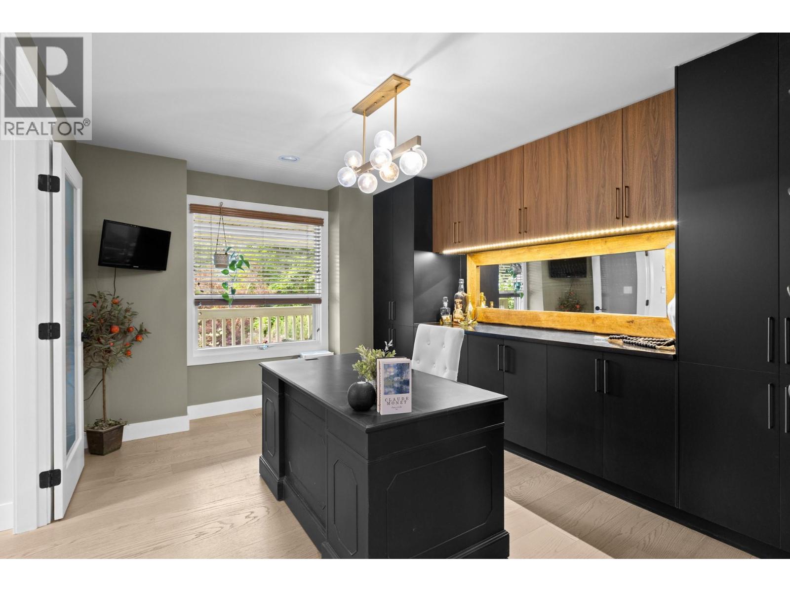 7654 Falconridge Crescent