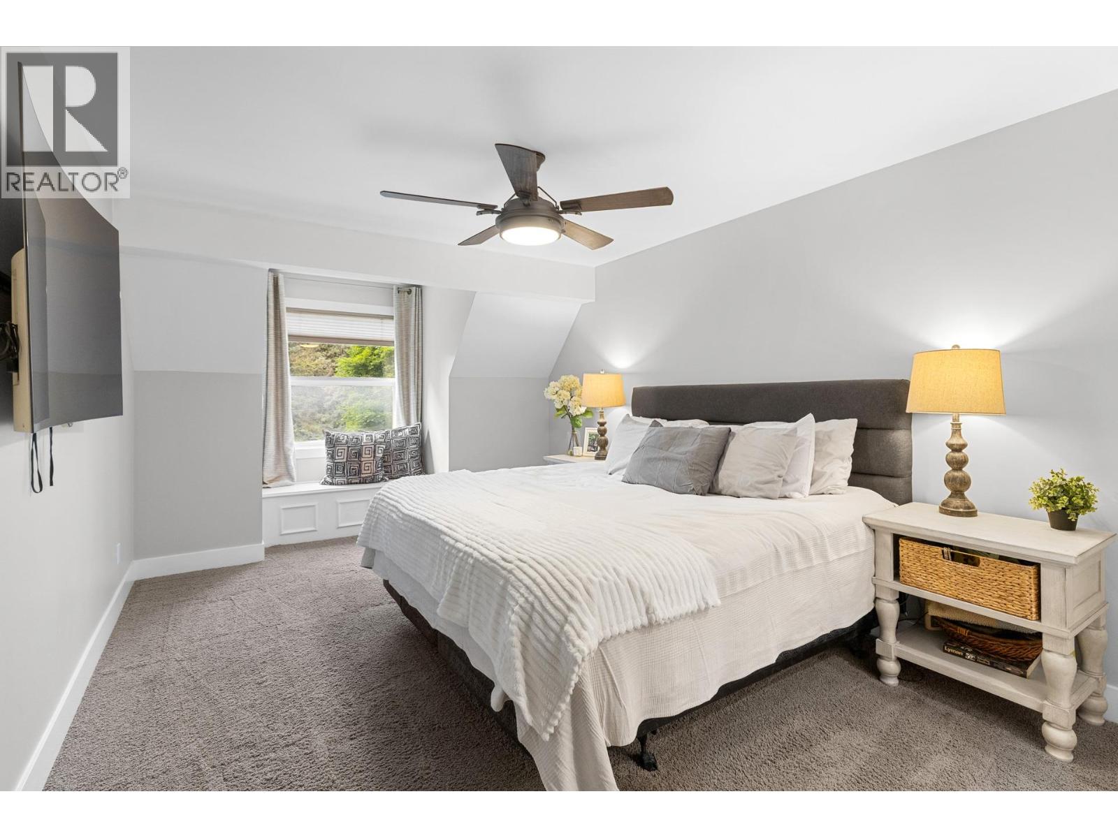 7654 Falconridge Crescent