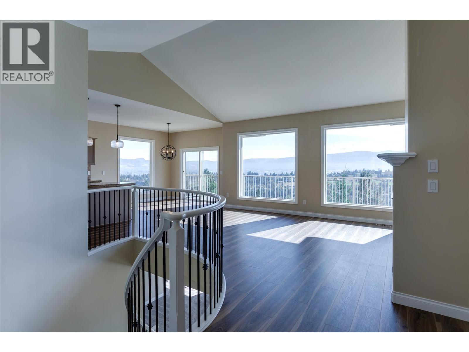 1084 Aurora Heights