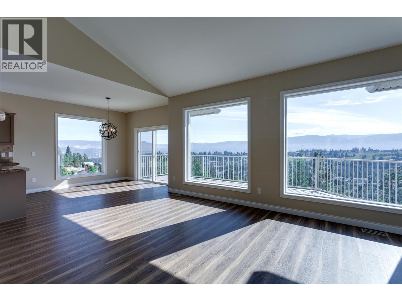1084 Aurora Heights