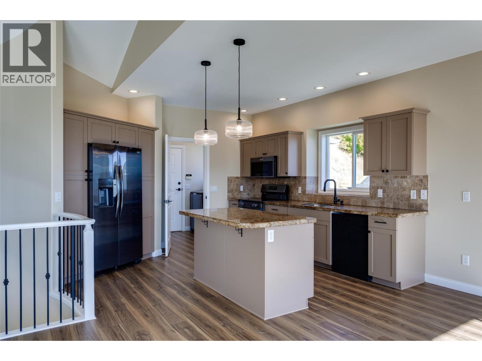 1084 Aurora Heights
