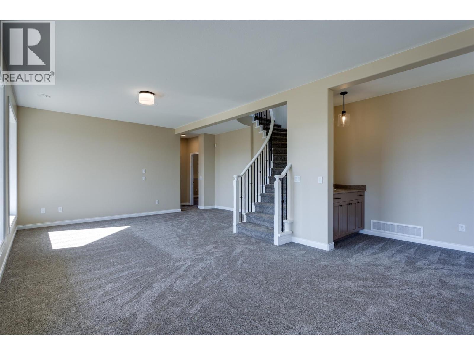 1084 Aurora Heights