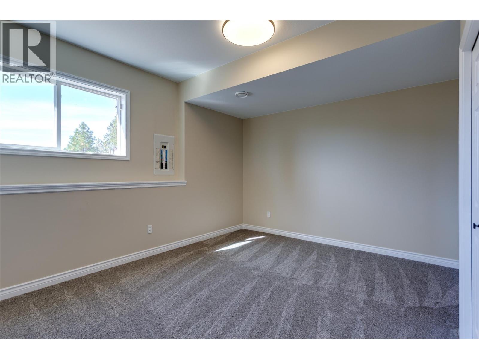 1084 Aurora Heights