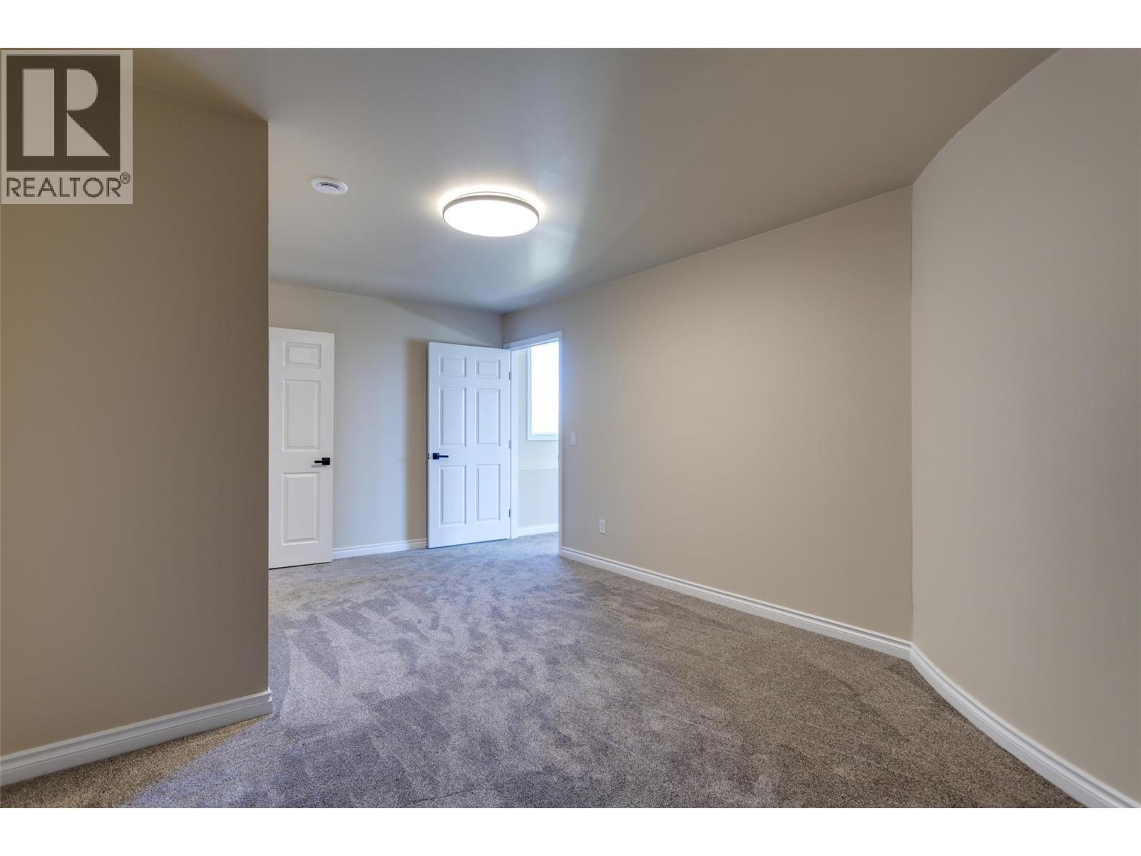 1084 Aurora Heights